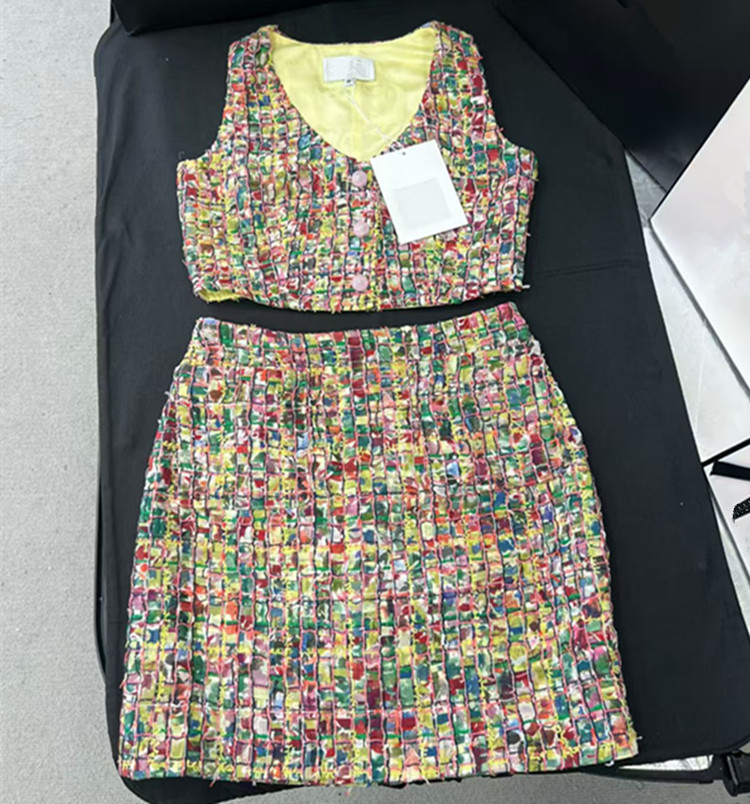 Winter Clothing Color - カスタマイズ可能なヨーロッパ女性向け2026年冬新作服 カラフルなニットのノースリーブタンクトップとスカートのセット